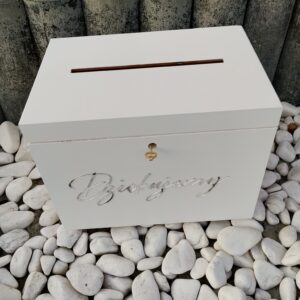 Białe pudełko na koperty ślubne ze srebrnym napisem