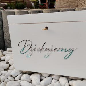 Białe pudełko na koperty ślubne ze srebrnym napisem
