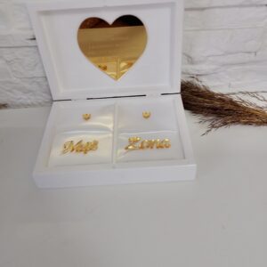 Eleganckie pudełko na obrączki ślubne z grawerowanym sercem
