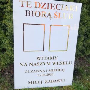 Personalizowana tablica weselna ze zdjęciami z dzieciństwa