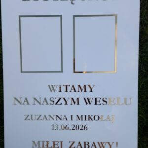 Personalizowana tablica weselna ze zdjęciami z dzieciństwa