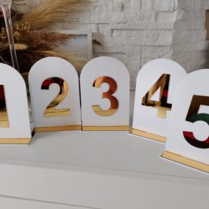 Eleganckie numerki stołów – białe ze złotym lustrzanym numerem
