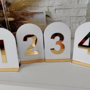 Eleganckie numerki stołów – białe ze złotym lustrzanym numerem