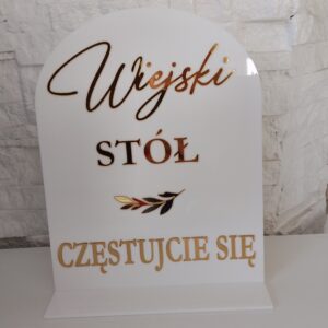 Tabliczka informacyjna „Wiejski stół” – biała ze złotym napisem
