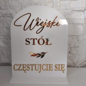 Tabliczka informacyjna „Wiejski stół” – biała ze złotym napisem