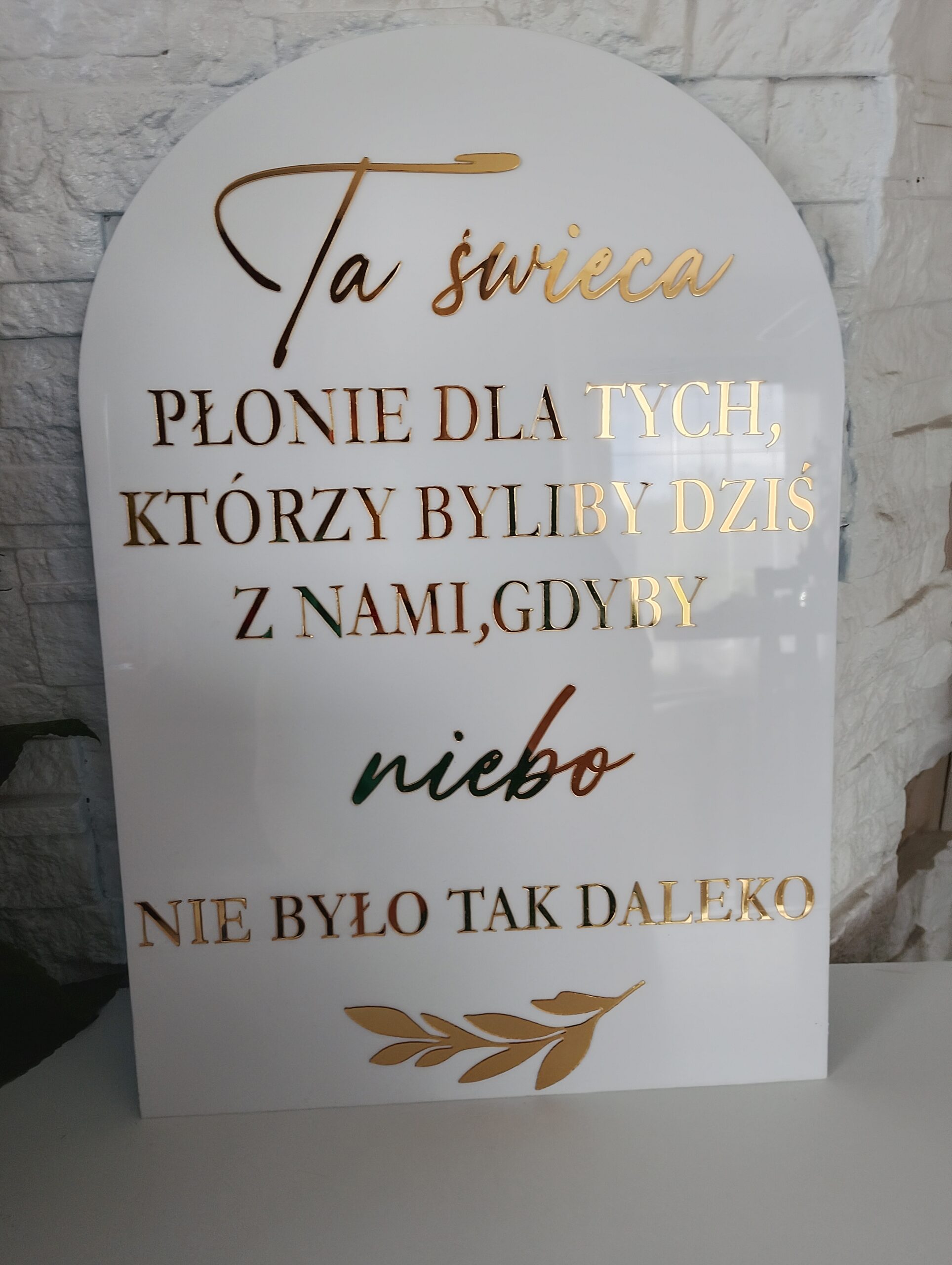 Tabliczka biała ze złotym napisem